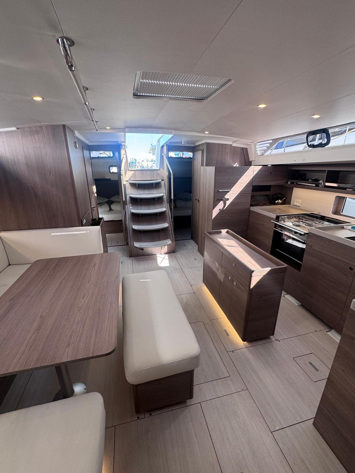 Sailing yacht 