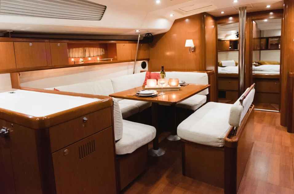 Sailing yacht 