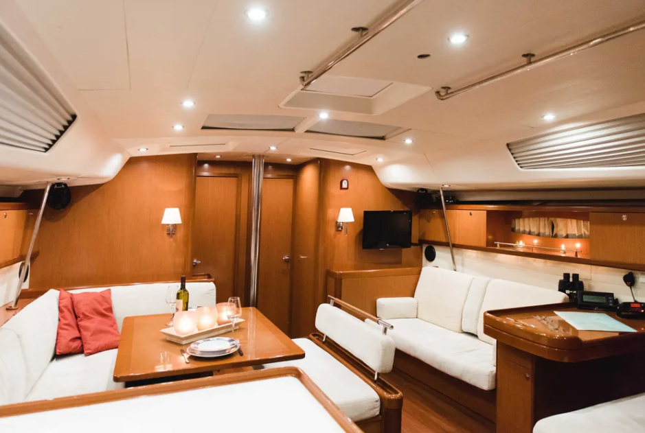 Sailing yacht 