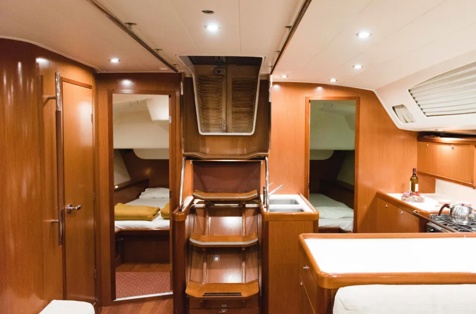 Sailing yacht 