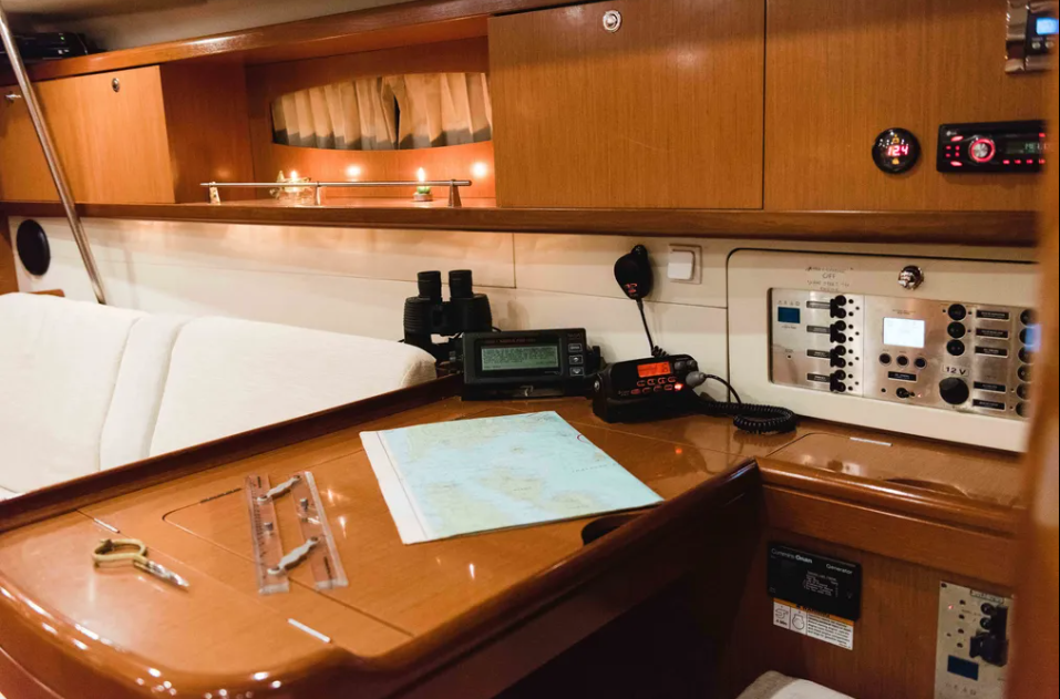 Sailing yacht 