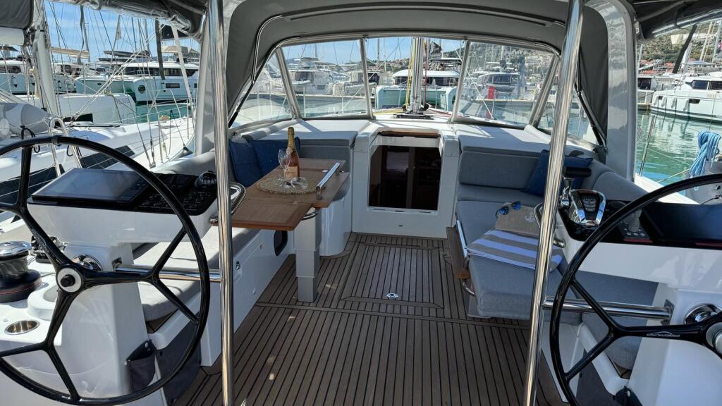 Sailing yacht 