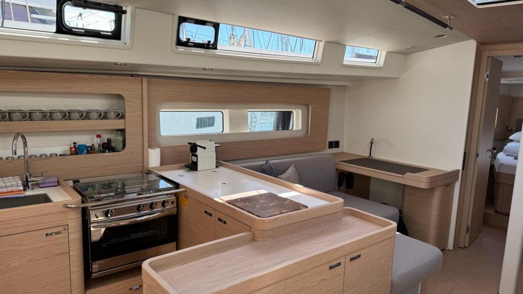 Sailing yacht 