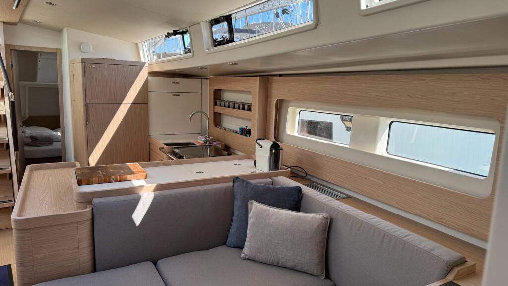 Sailing yacht 
