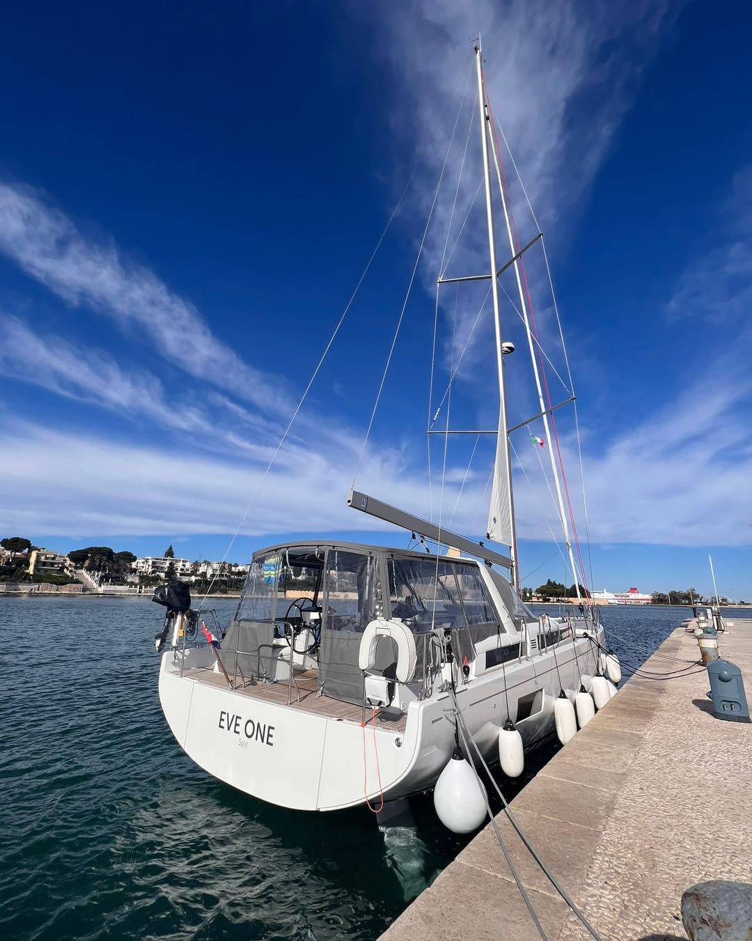 Sailing yacht 