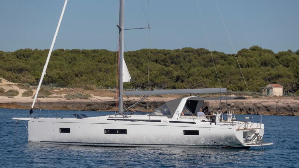 Sailing yacht 