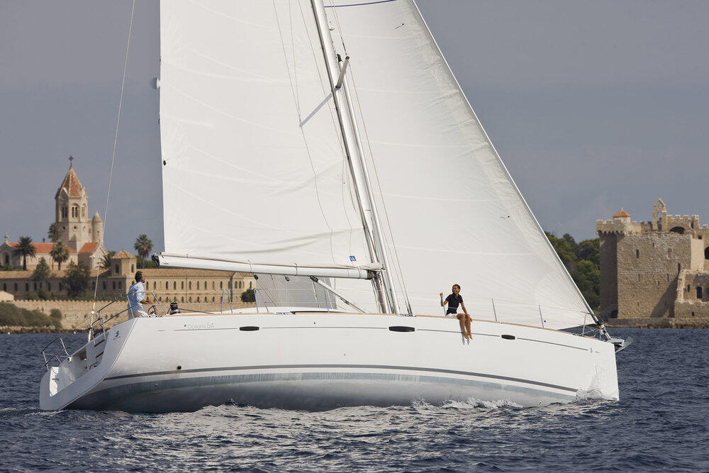 Sailing yacht 