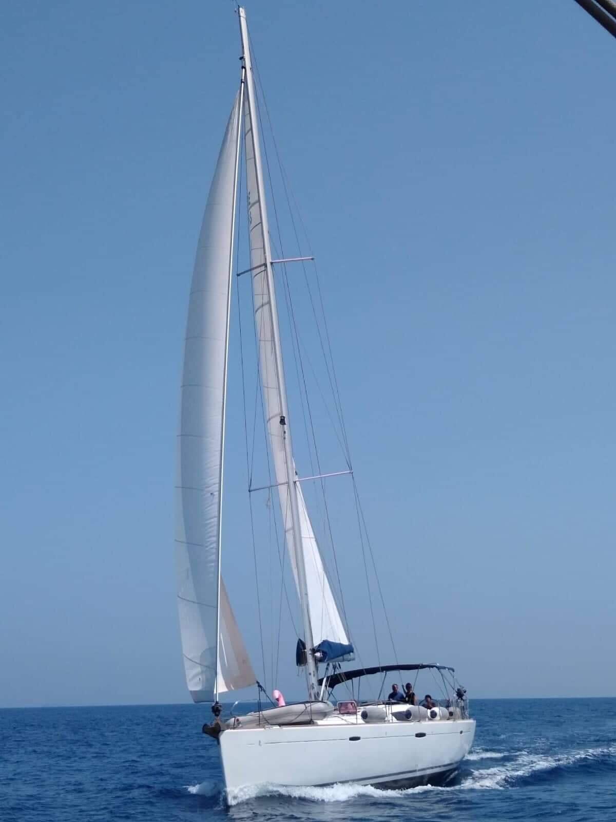 Sailing yacht 