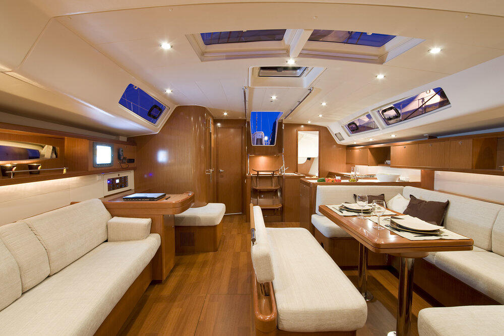 Sailing yacht 
