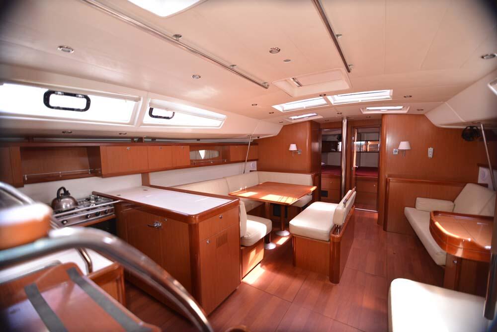 Sailing yacht 