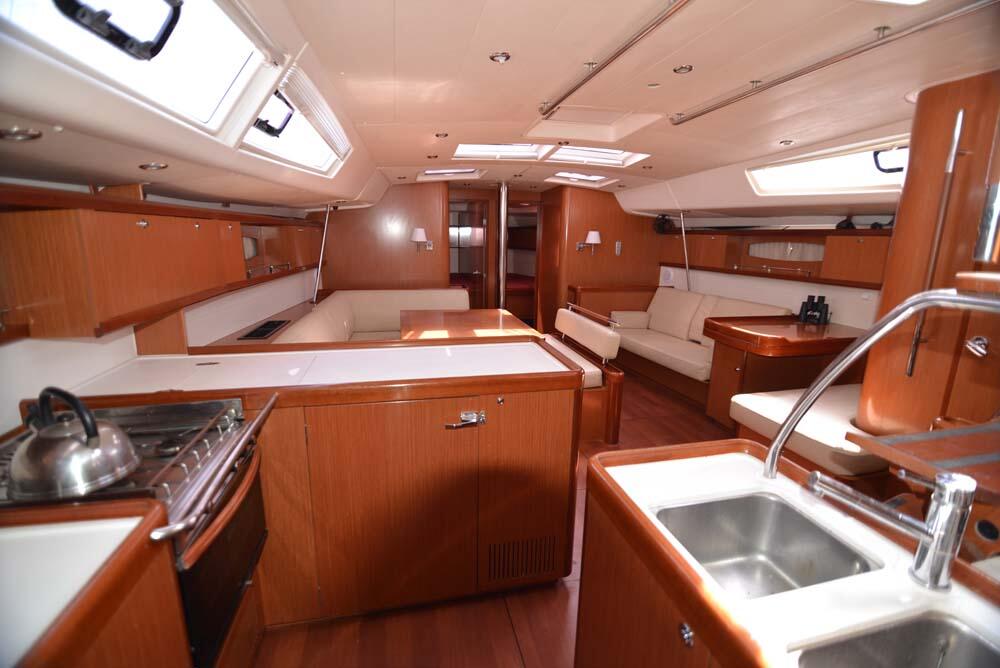 Sailing yacht 