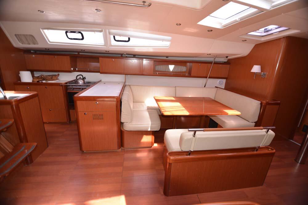 Sailing yacht 