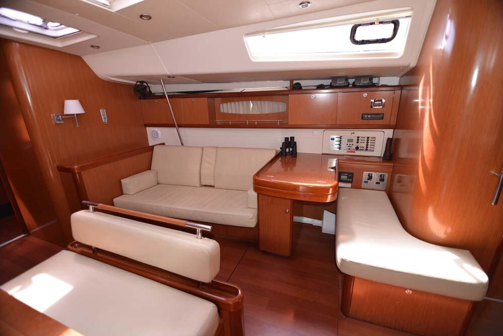 Sailing yacht 