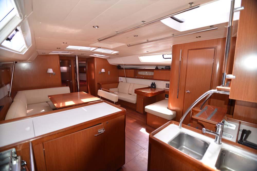 Sailing yacht 