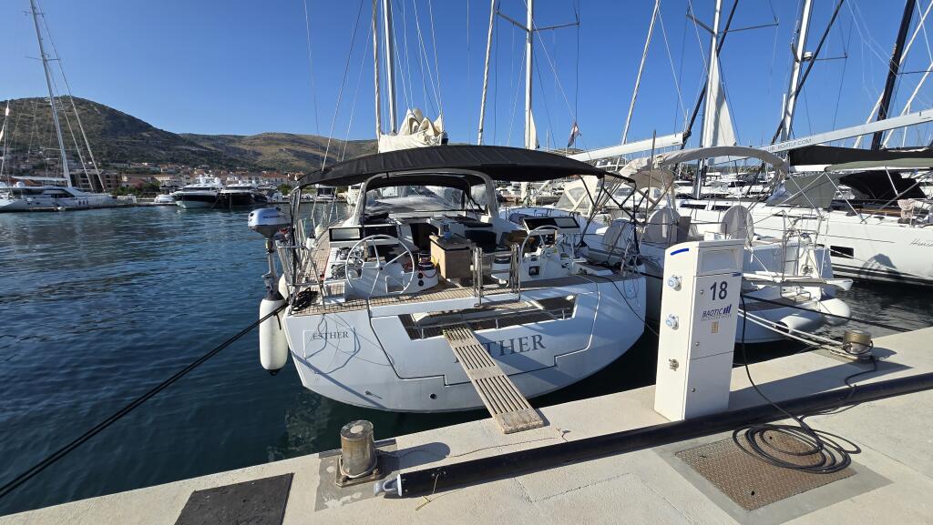 Sailing yacht 