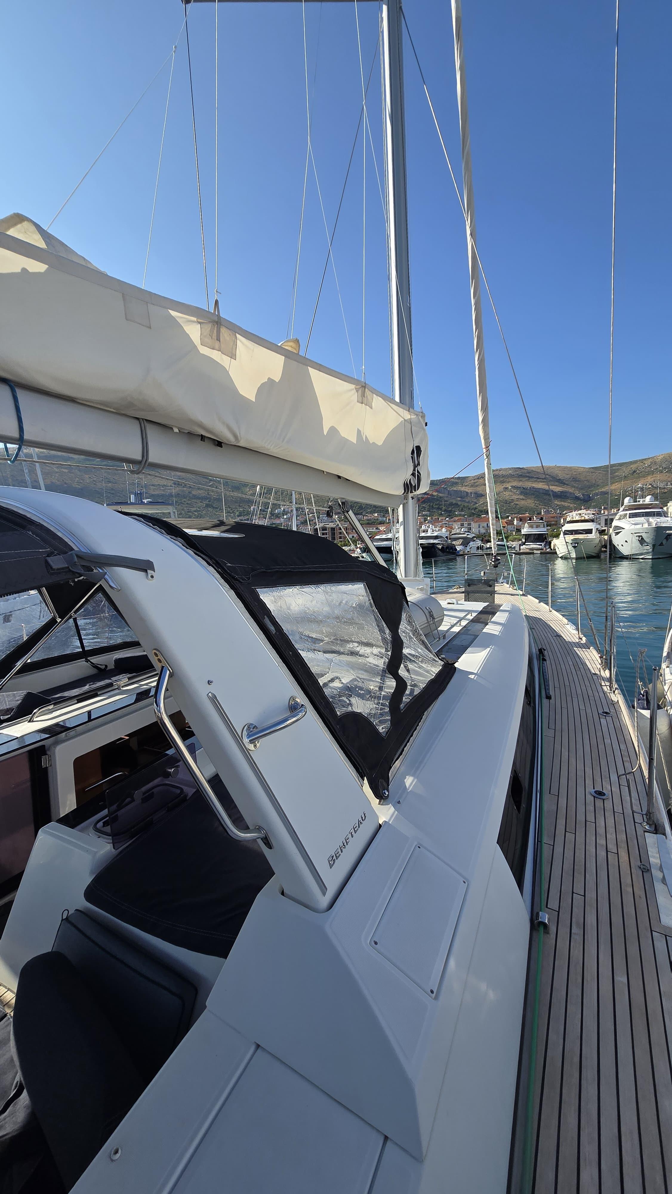 Sailing yacht 