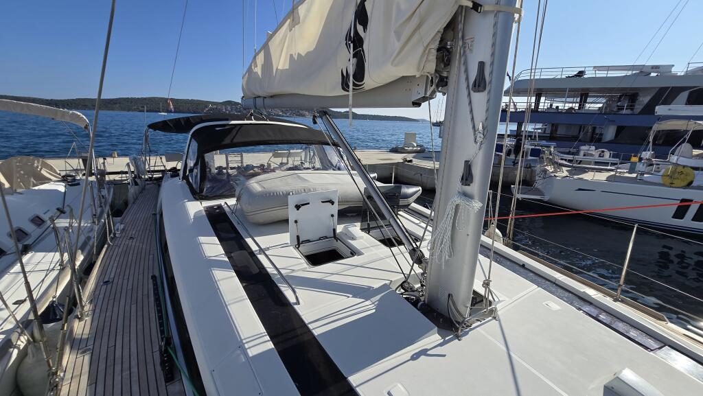 Sailing yacht 