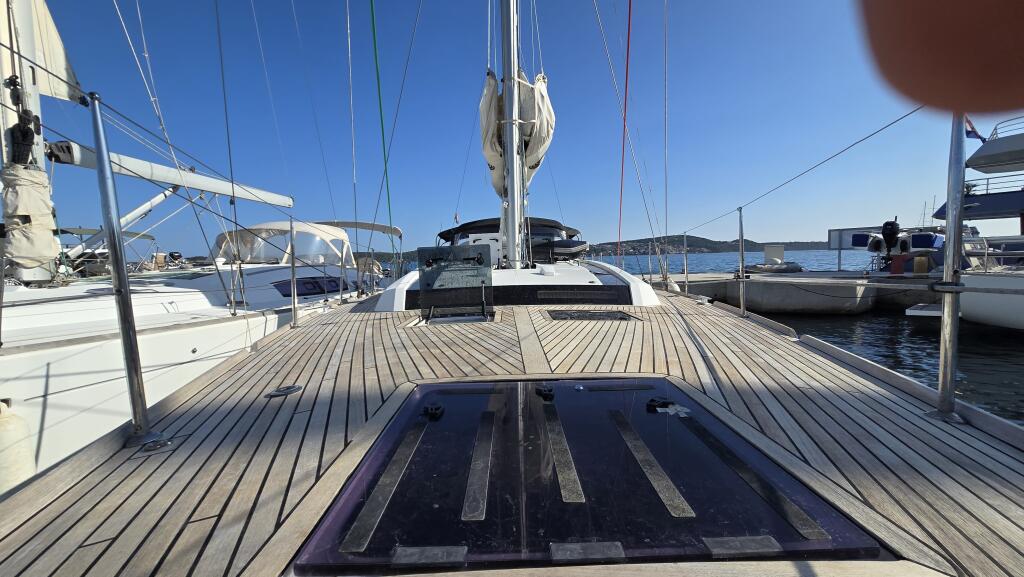 Sailing yacht 