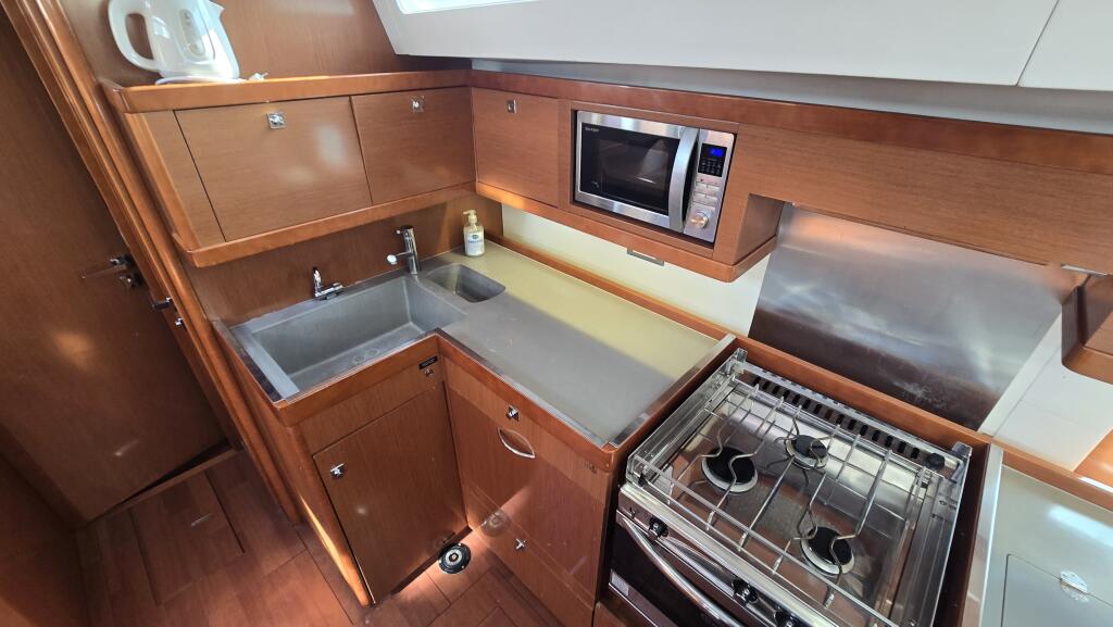 Sailing yacht 