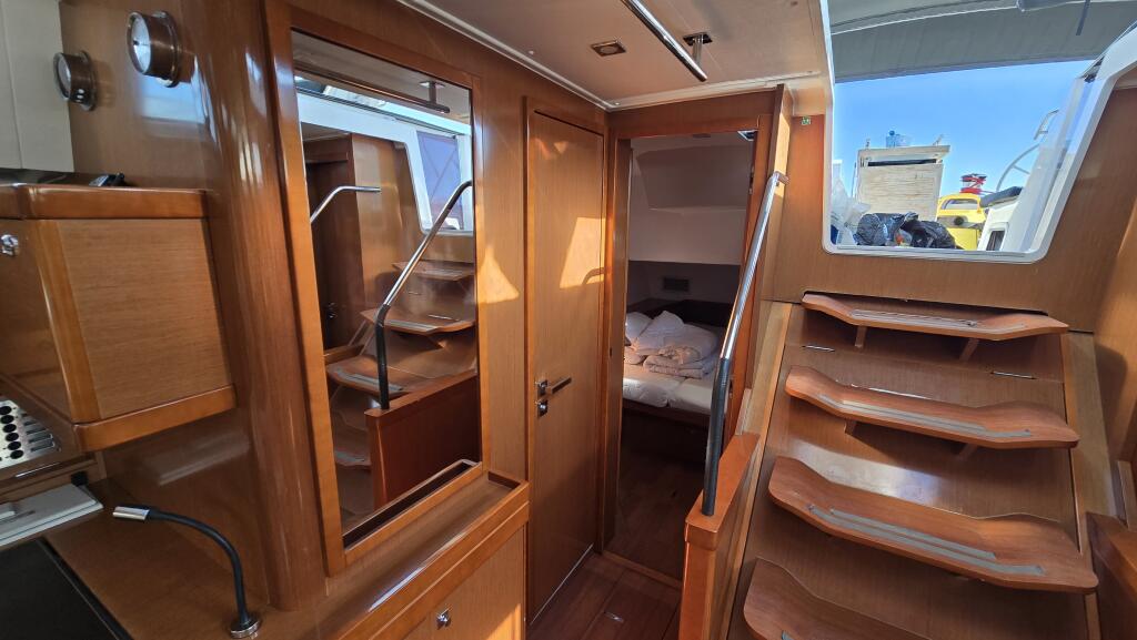 Sailing yacht 