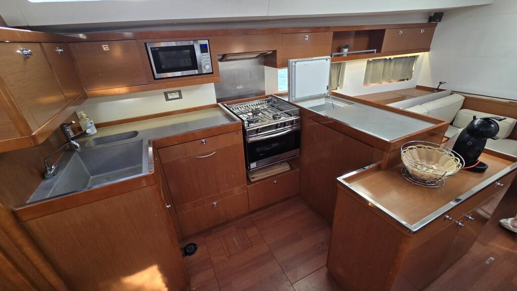 Sailing yacht 