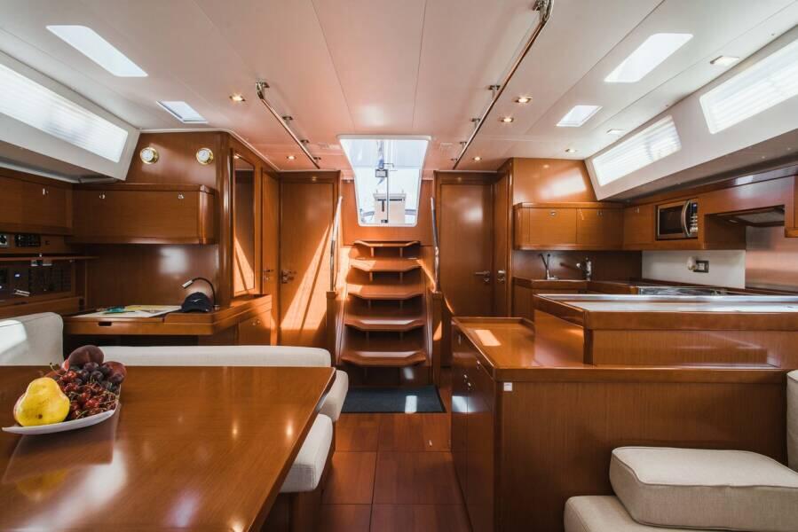 Sailing yacht 