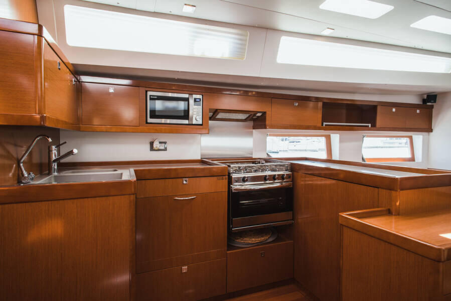 Sailing yacht 