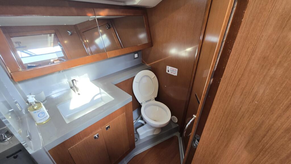 Sailing yacht 