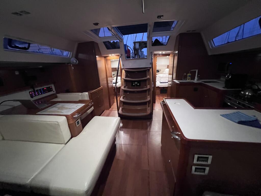 Sailing yacht 