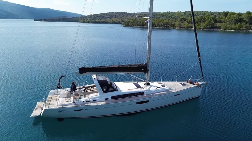 Sailing yacht 
