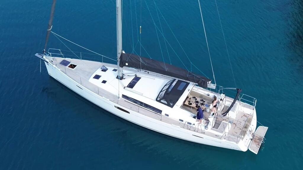Sailing yacht 