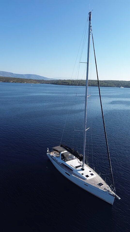 Sailing yacht 