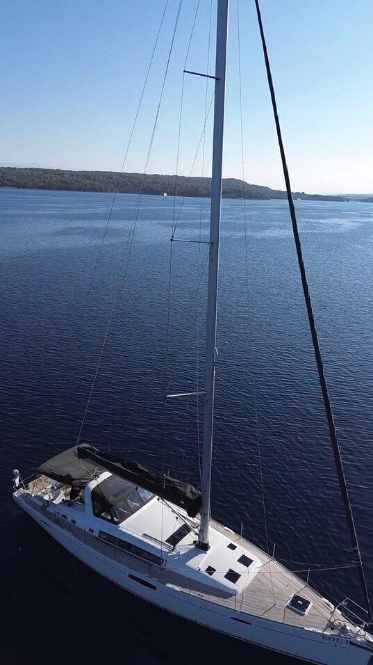 Sailing yacht 