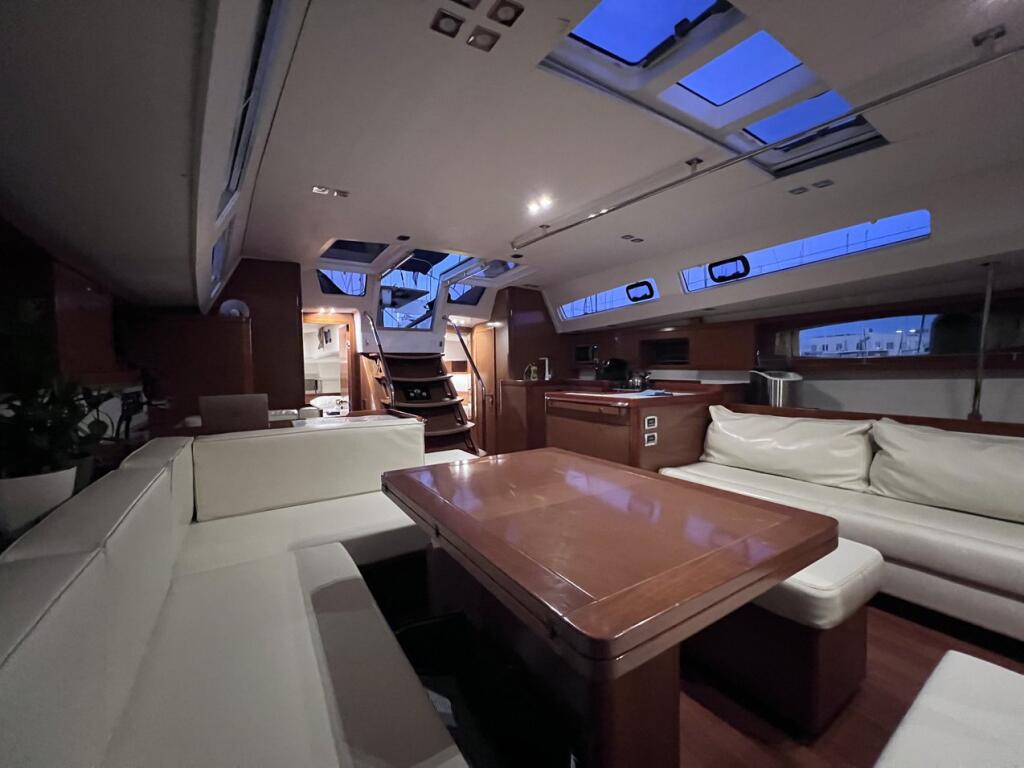 Sailing yacht 