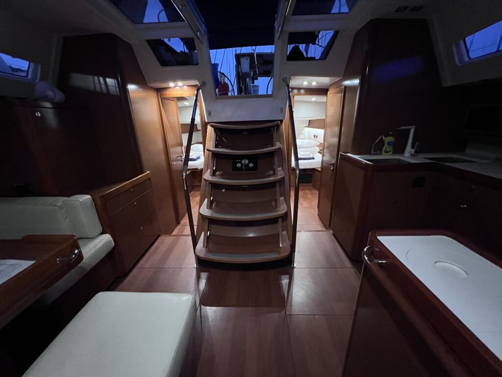 Sailing yacht 