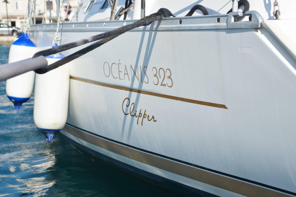 Sailing yacht 