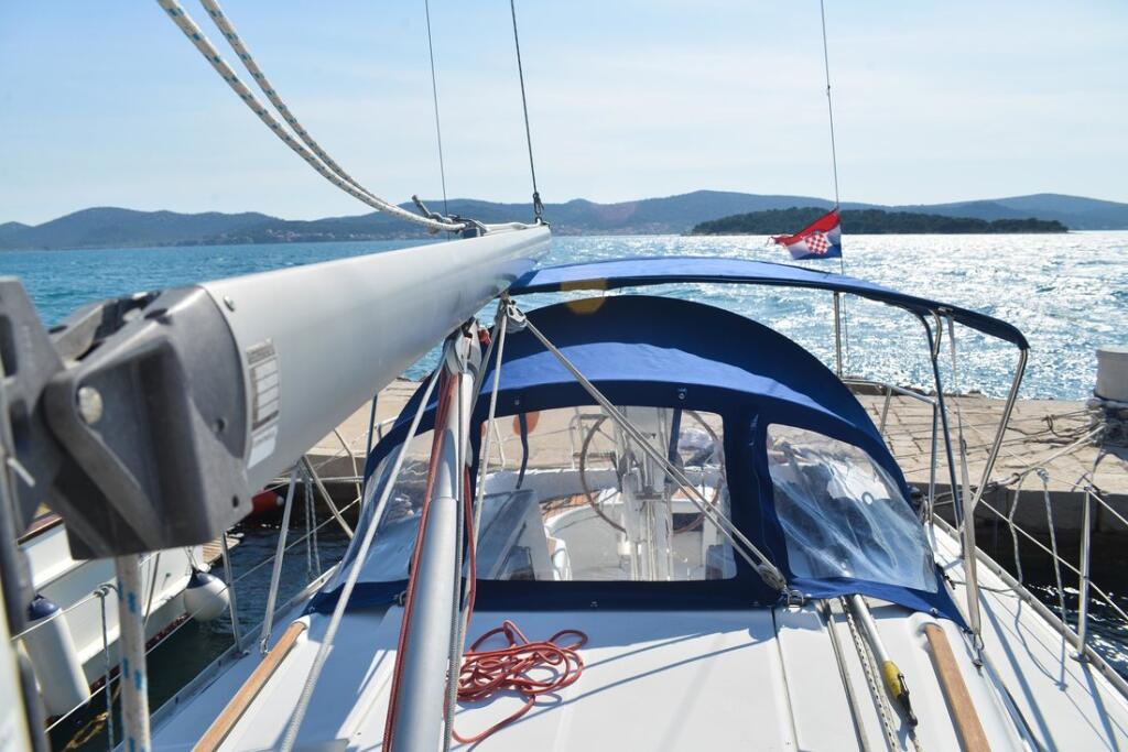 Sailing yacht 
