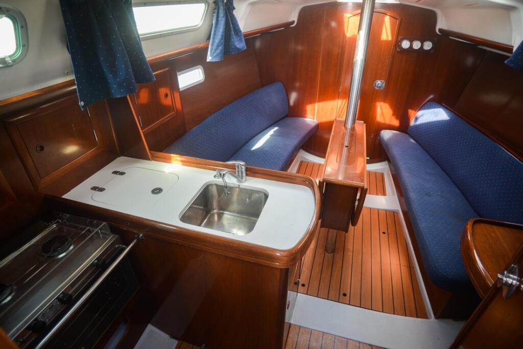 Sailing yacht 