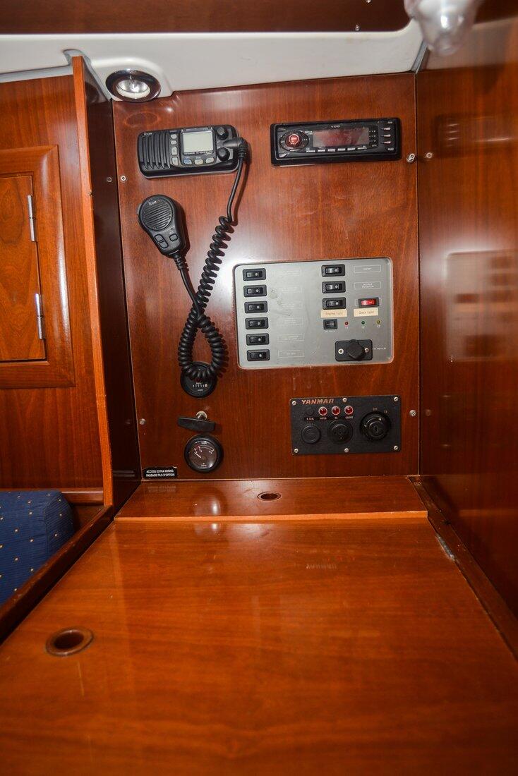 Sailing yacht 