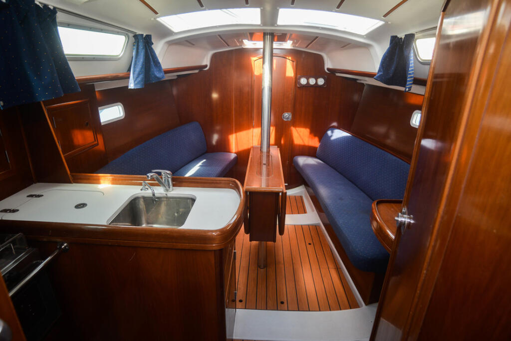 Sailing yacht 