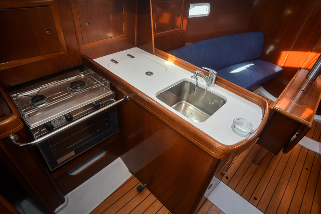 Sailing yacht 