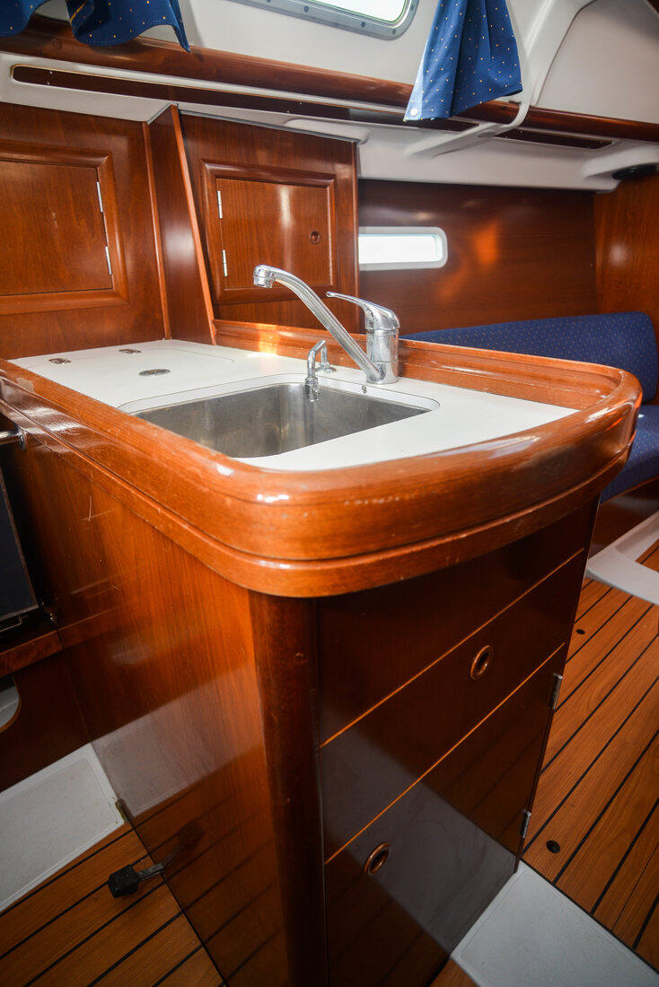 Sailing yacht 