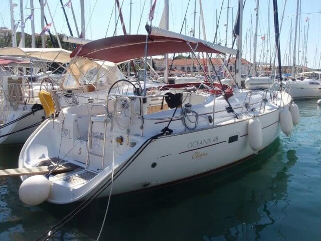 Sailing yacht 