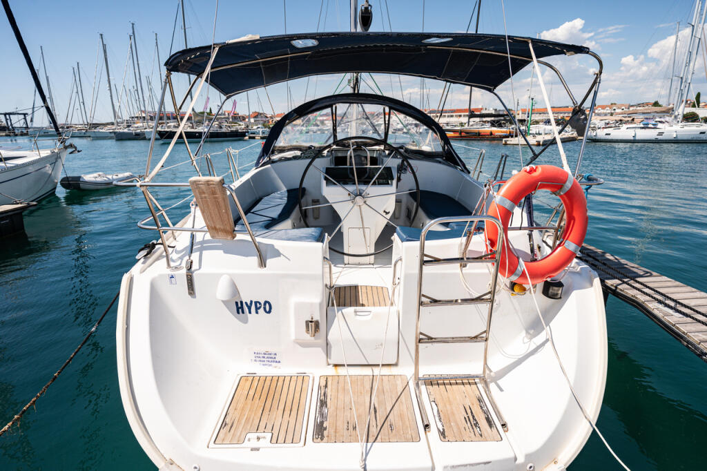 Sailing yacht 