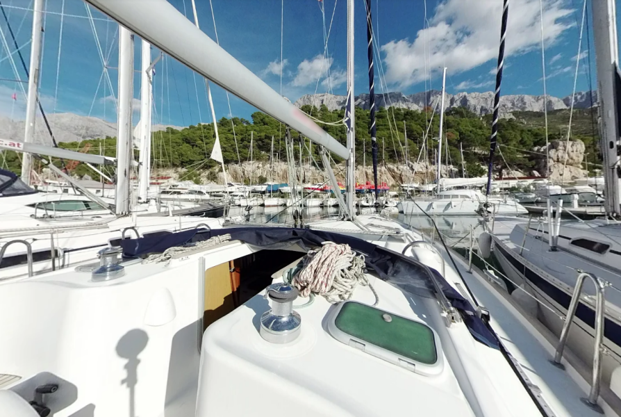 Sailing yacht 