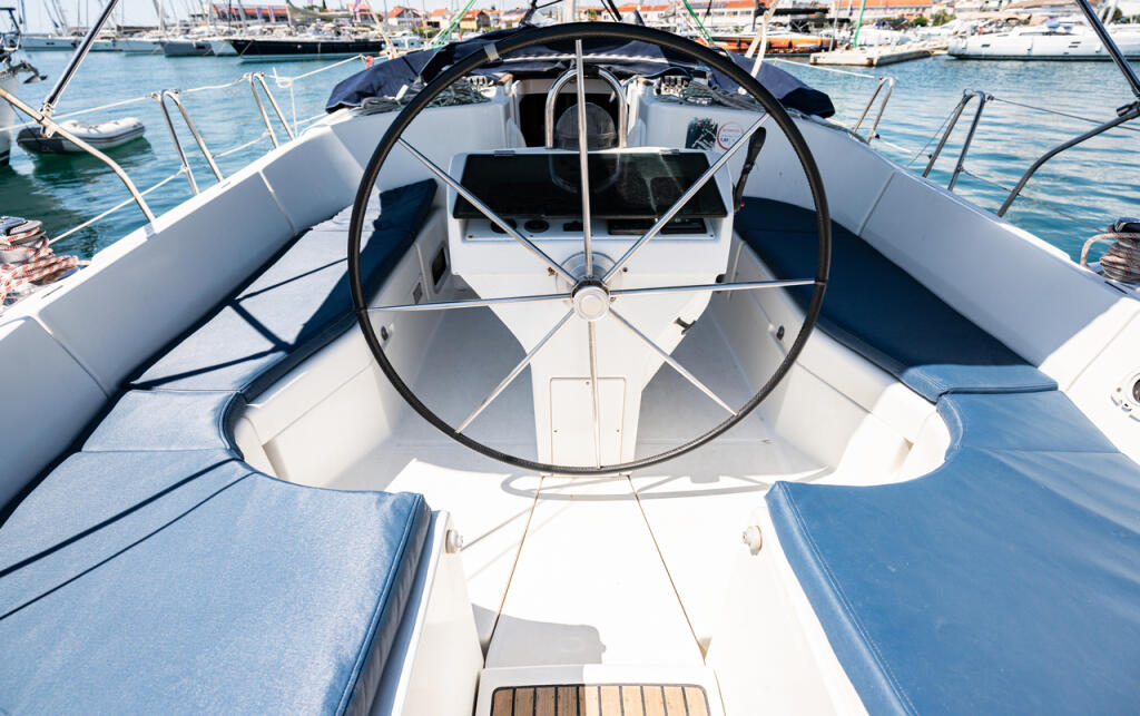 Sailing yacht 