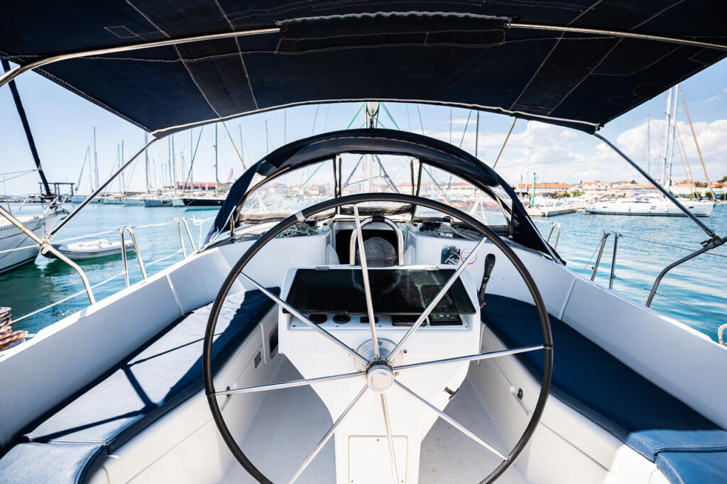 Sailing yacht 
