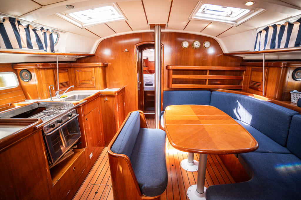 Sailing yacht 