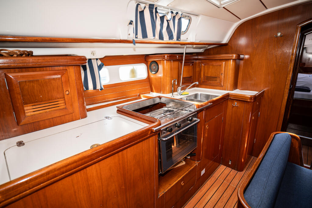 Sailing yacht 