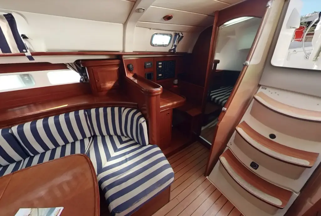 Sailing yacht 